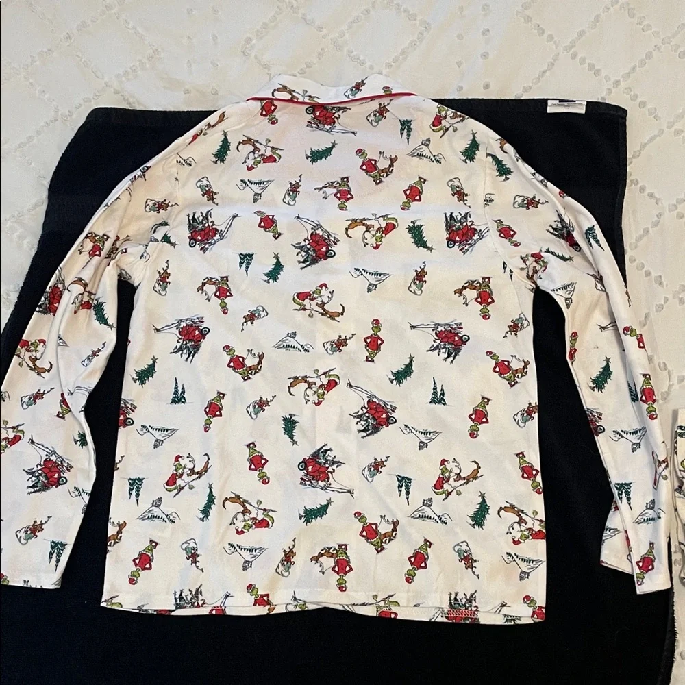 Festive Cream Pajama Set with Grinch print nwot